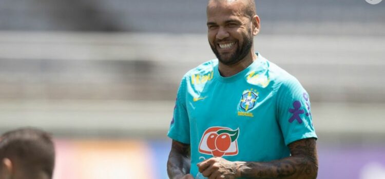 Daniel Alves será titular em jogo do Brasil, rebate críticas e recebe apoio da esposa, Joana Sanz.