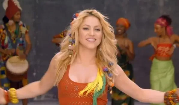 Shakira reposta vídeo de influencer brasileiro dançando ‘Waka Waka’ e convida ele para show no Brasil