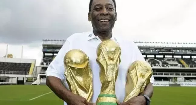 Pelé tranquiliza fãs após internação: “Fazendo minha visita mensal ao hospital”