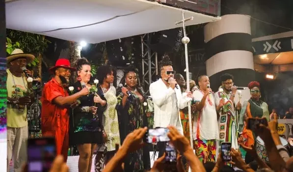 Bloco Timbalada realiza ensaio de verão sob o comando de Carlinhos Brown e convidados