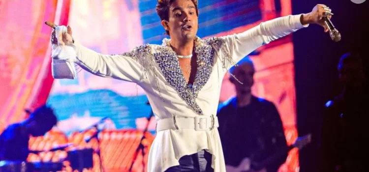 Luan Santana gera polêmica e memes nas redes sociais por figurino diferentão em show: ‘Elvis Presley da Shopee’