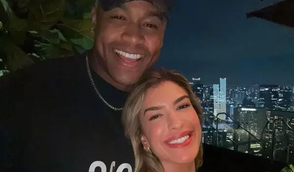 Léo Santana e Lore Improta chegam em Singapura: “Só está começando”