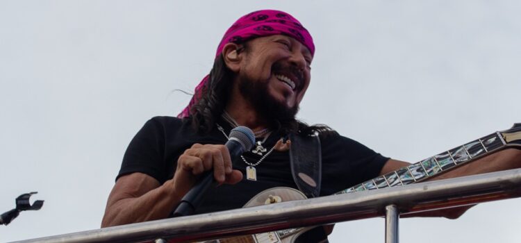 BELL MARQUES ARRASTA MULTIDÃO PELA AVENIDA