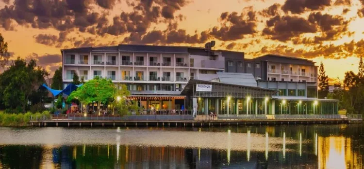 Seleção feminina está hospedada em hotel cercado de verde e às margens de lago na Austrália; fotos