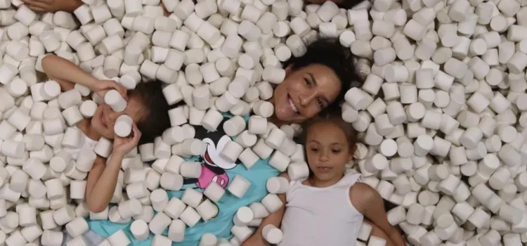 Ivete Sangalo mergulha em piscina de marshmallow com os três filhos