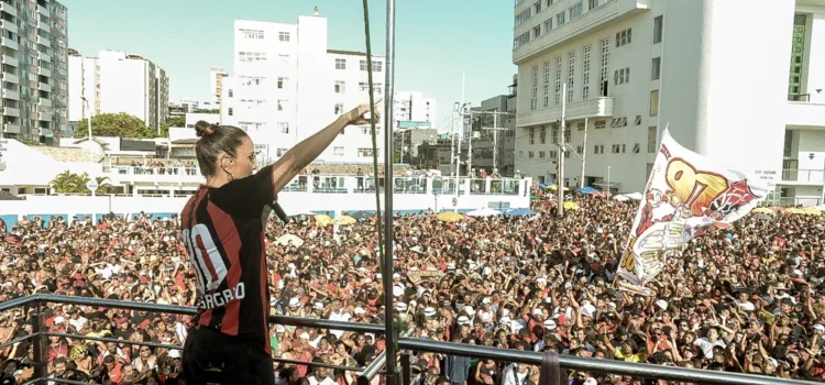 Ivete Sangalo e Léo Santana comemoram com show título do Vitória na série B do Brasileirão