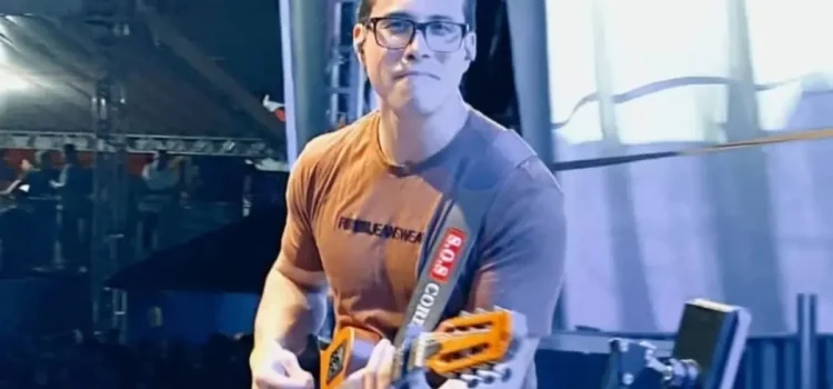 Cantor morre no palco ao receber descarga elétrica de fã através de abraço