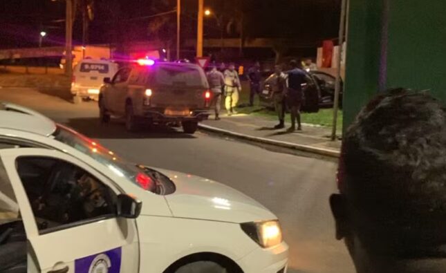 Dois homens são perseguidos e baleados após roubarem carro no interior da Bahia