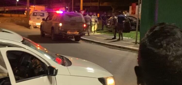 Dois homens são perseguidos e baleados após roubarem carro no interior da Bahia
