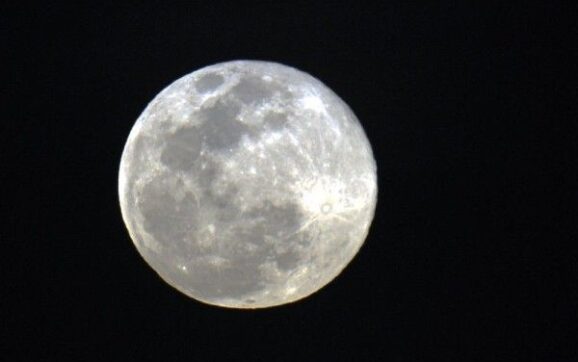Superlua de Outubro promete encantar o céu na madrugada desta terça-feira