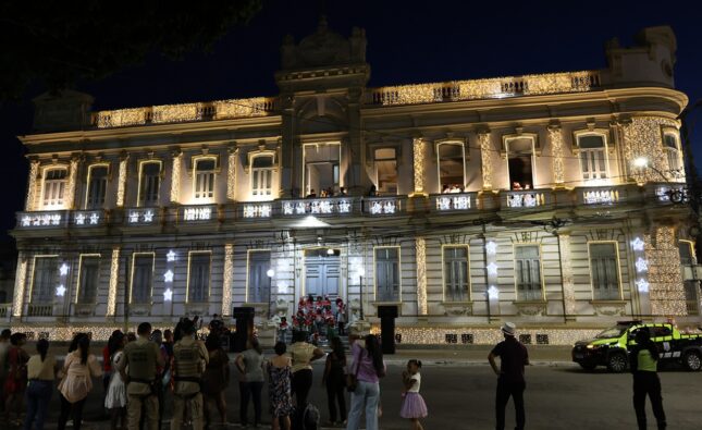 Natal Encantado: Balé e corais infantis emocionam público no Estacionamento da Prefeitura