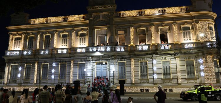 Natal Encantado: Balé e corais infantis emocionam público no Estacionamento da Prefeitura