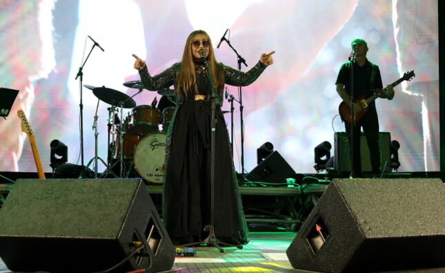 Elas por Elas, Rosana e FlaElas por Elas, Rosana e Flashback trouxeram romantismo e hits dançantes ao Natal Encantadohback trouxeram romantismo e hits dançantes ao Natal Encantado