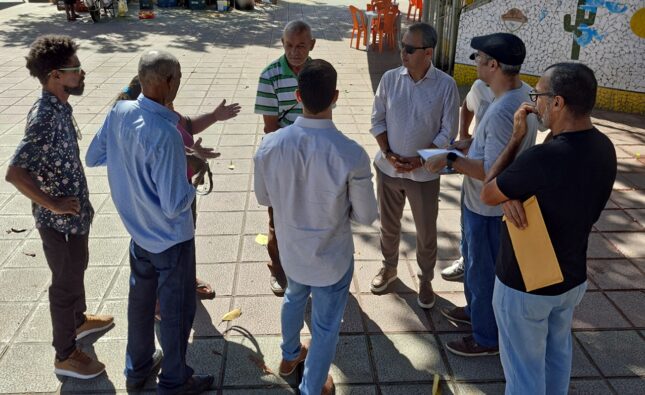 Reunião debate construção de quiosques para fotógrafos lambe-lambe na Praça Bernardino Bahia