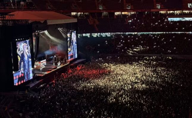 Clássicos e mistura de gerações: Guns N’ Roses reúne 40 mil pessoas em Salvador