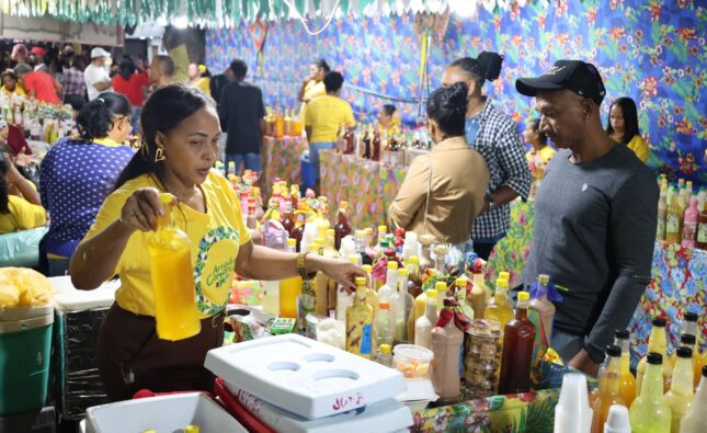 Comidas típicas e licores artesanais reforçam tradição e movimentam economia no Arraiá do Comércio
