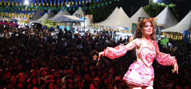 Paula Fernandes emociona multidão no segundo dia do Arraiá de Feira em São José