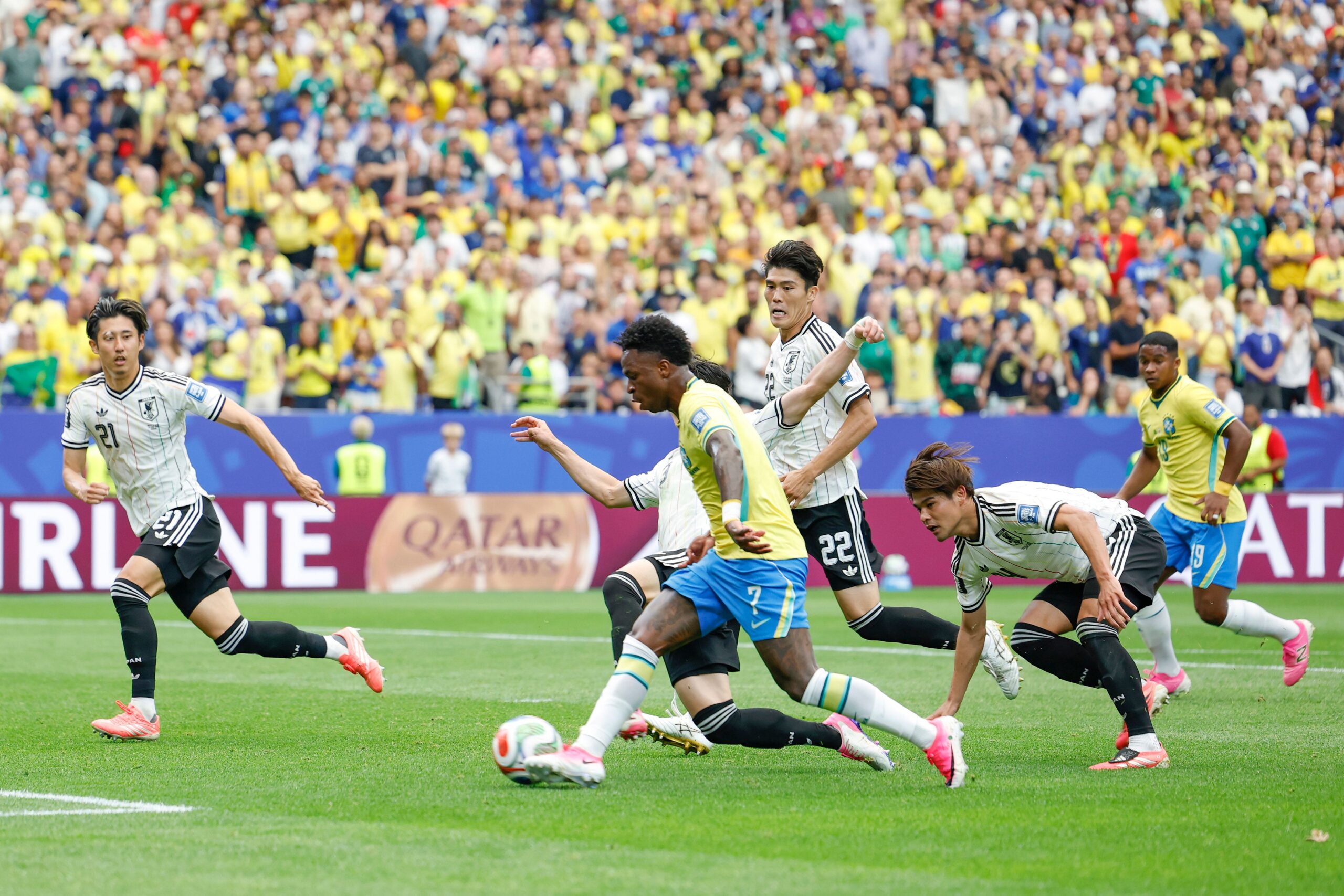 De virada, Brasil derrota Japão por 2 a 1 e avança às oitavas da Copa do Mundo
