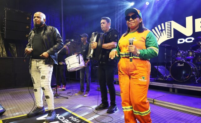Agente de limpeza pública realiza sonho ao cantar com Nenem do Acordeon durante o Arraiá de Feira em Jaíba