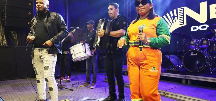 Agente de limpeza pública realiza sonho ao cantar com Nenem do Acordeon durante o Arraiá de Feira em Jaíba