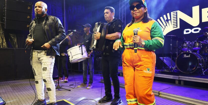 Agente de limpeza pública realiza sonho ao cantar com Nenem do Acordeon durante o Arraiá de Feira em Jaíba