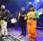 Agente de limpeza pública realiza sonho ao cantar com Nenem do Acordeon durante o Arraiá de Feira em Jaíba