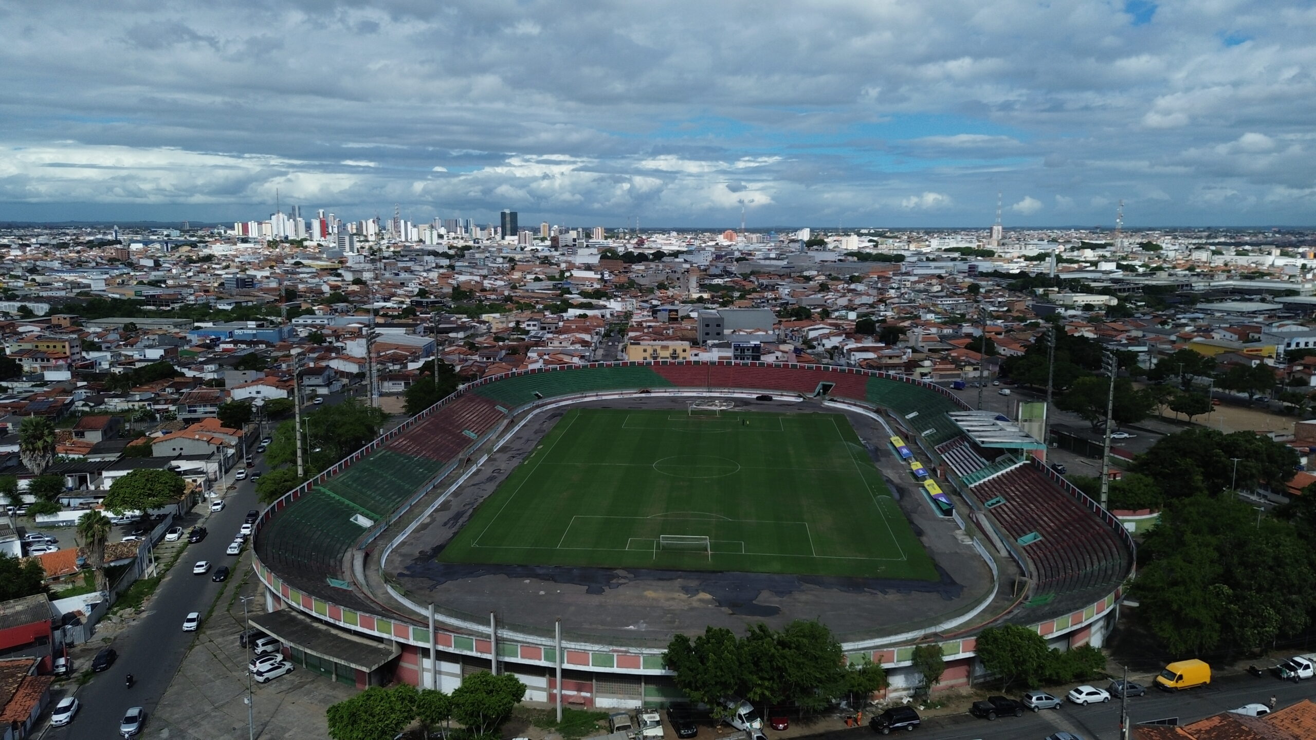 Prefeitura de Feira recupera gramado do Joia da Princesa para reta final da Série B