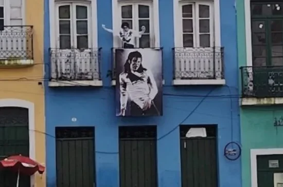 Cenário de clipe icônico de Michael Jackson, casarão azul no centro do Pelourinho enfrenta ordem de desocupação