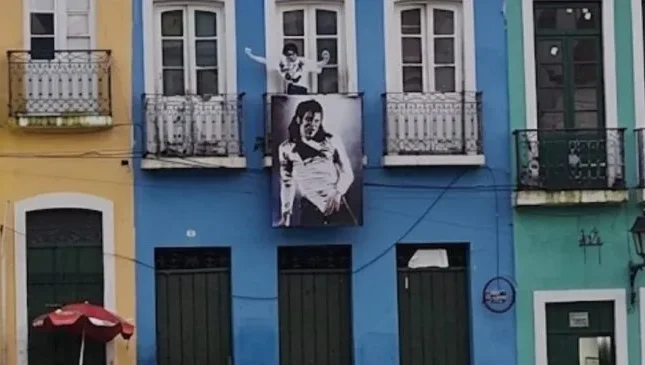 Cenário de clipe icônico de Michael Jackson, casarão azul no centro do Pelourinho enfrenta ordem de desocupação