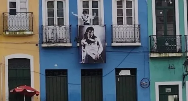 Cenário de clipe icônico de Michael Jackson, casarão azul no centro do Pelourinho enfrenta ordem de desocupação