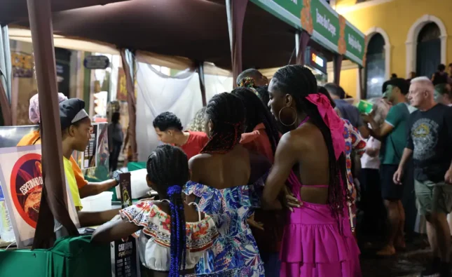 Flipelô começa em Salvador com música, poesia e grande participação