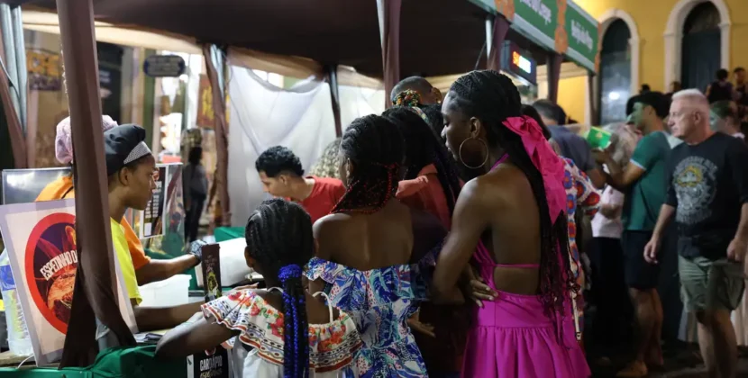 Flipelô começa em Salvador com música, poesia e grande participação