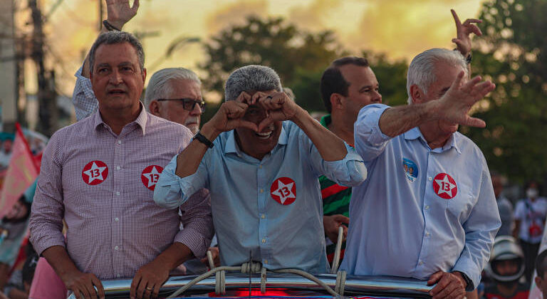 Bahia reelege Jerônimo e elege dois senadores