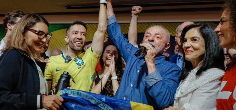 Lula anuncia mudanças no governo e promete ampliar investimentos em tecnologia e saúde